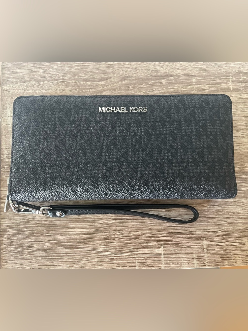 Michael Kors Wristlet Wallet (Perfect condition)